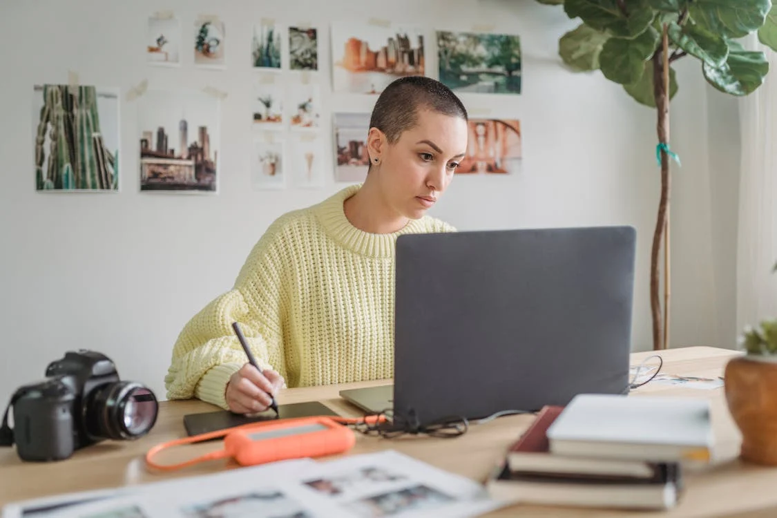 How to Start a Graphic Design Business: Step-by-Step Guide for 2025
